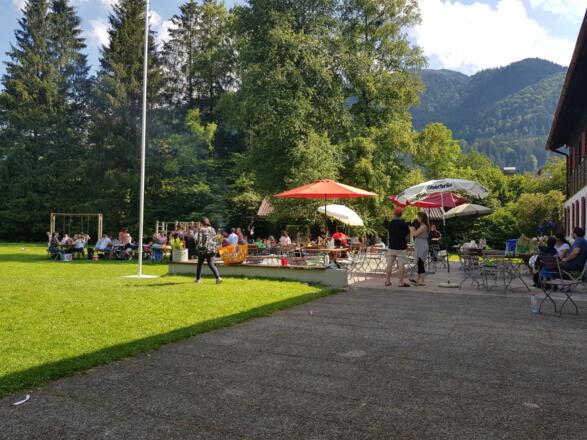 Die große Terrasse mit diversen Grillplätzen ist sehr beliebt
