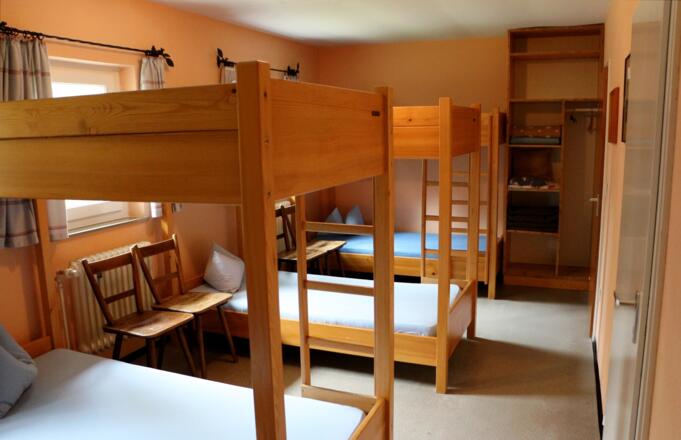 Kleiner Schlafraum mit 8 Betten