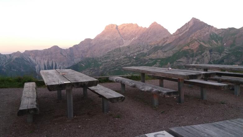 Terrasse: letzte Sonnenstrahlen auf dem Panüelerkopf.