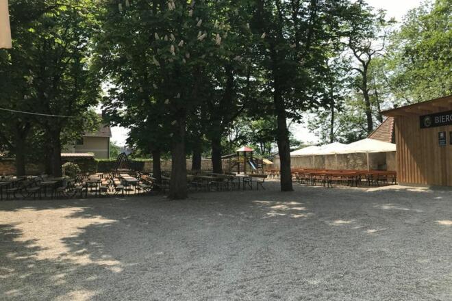 Klosterbiergarten Biburg hinter historischen Klostermauern_© Klosterbiergarten Biburg