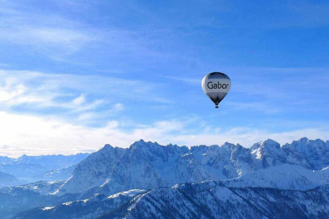 Ballonfahrt über den Alpen.