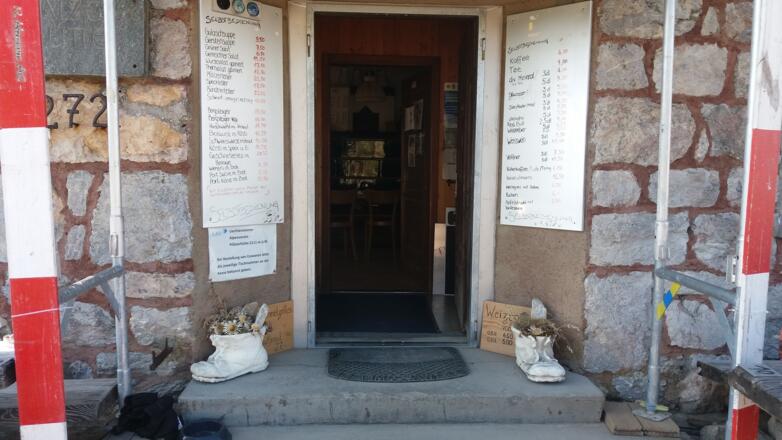 Der Haupteingang der Pfälzerhütte.