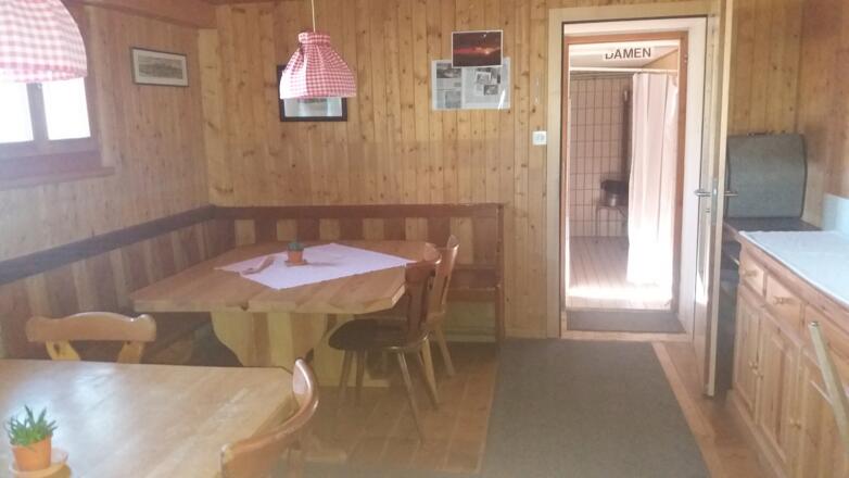 Aufenthaltsraum und Waschraum bei den Lagern im Untergeschoss.