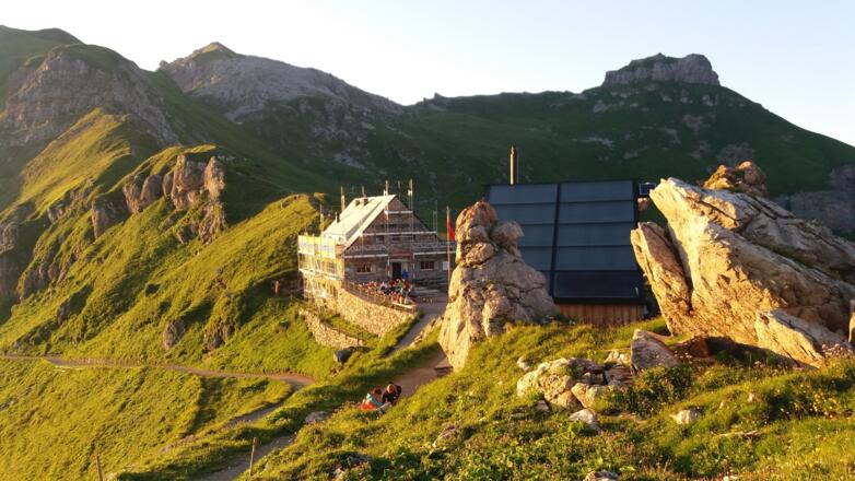 Im Abendlicht erstrahlende Pfälzerhütte vor Augstenberg und Gorfion.