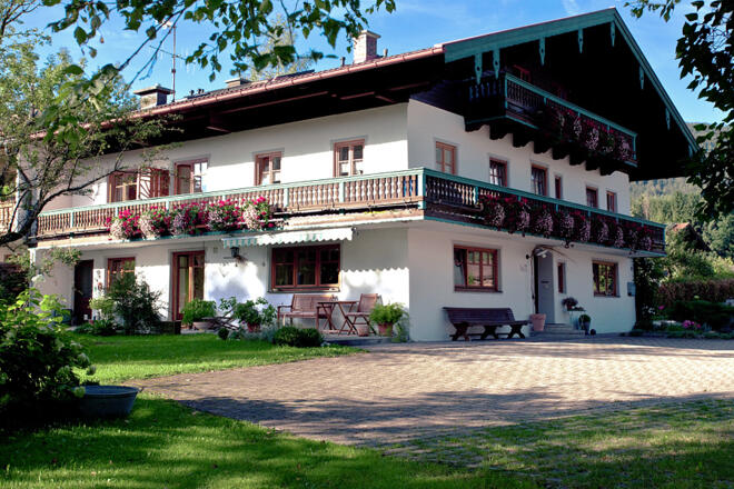 Hausansicht im Sommer