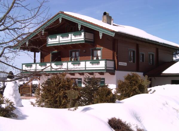 Hausansicht im Winter