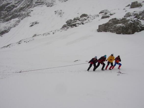 Übung: T-Anker setzen (Aufbaukurs Fels &amp; Firn)