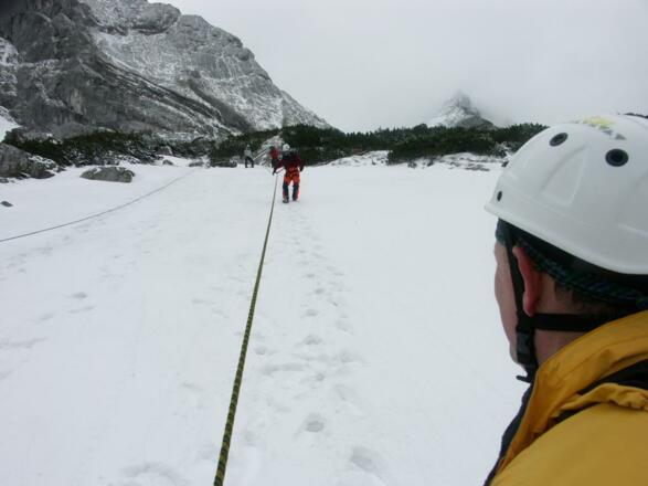 Übung: Gehen am Fixseil (Aufbaukurs Fels &amp; Firn)