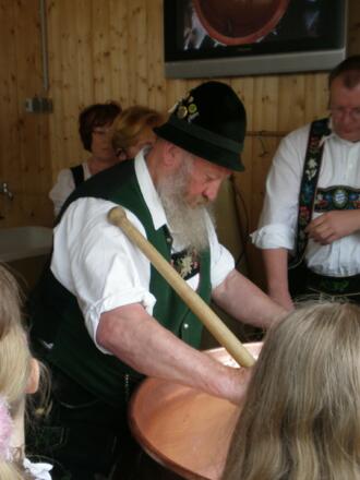 Schaukäsen auf der Schönegger Käsealm