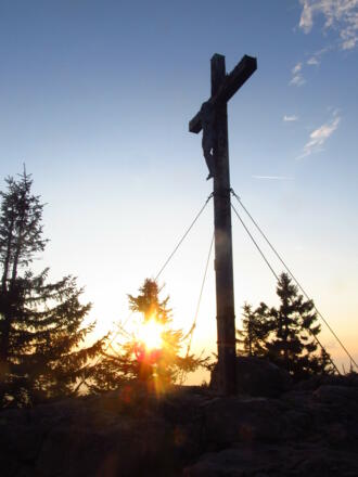 Gipfelkreuz am Rachel bei Sonnenuntergang
