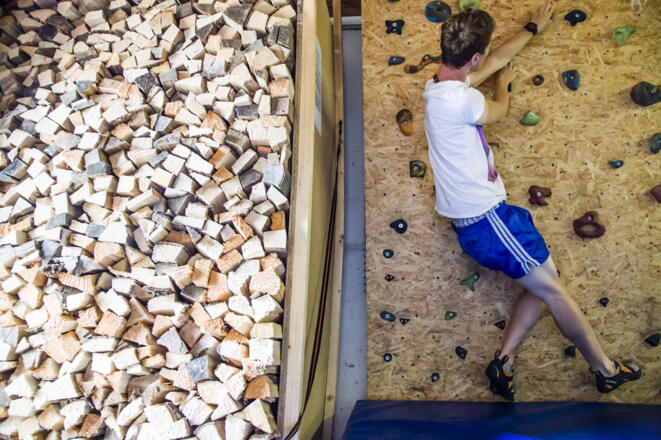 kleine Boulderwand im Haus