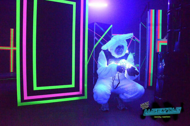 Beim Lastertag Junggesellenabschied gibt es ein Hasenkostüm für den Bräutigam