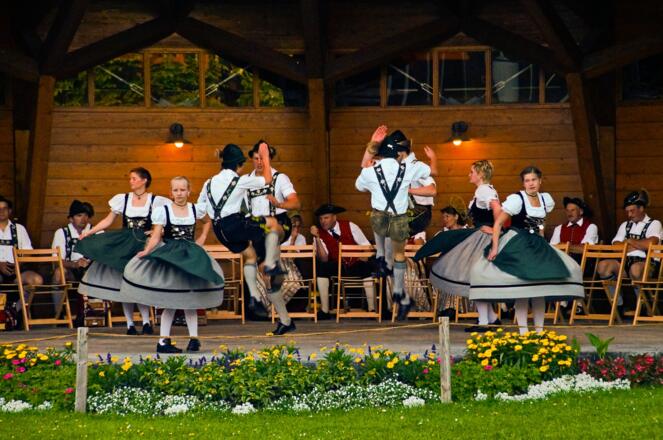 Plattler, Alphornbläser und Stubenmusik bei der Holzarnacht in Fischen