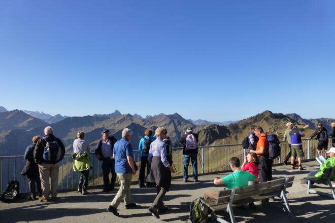 Auf dr Terrasse an der Bergstation der Walmendinger Horn Bahn