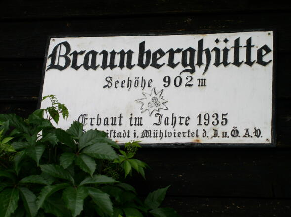 Hüttenschild an der Braunberghütte