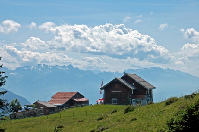 Alpwegkopfhaus mit Bergpanorama