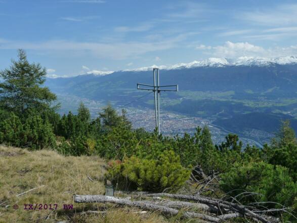 Gipfelkreuz des Hechenberg Ostgipfel mit Blick zu den Tuxer Alpen