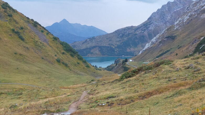 Blick vom Stierlochjoch zum Spullersee