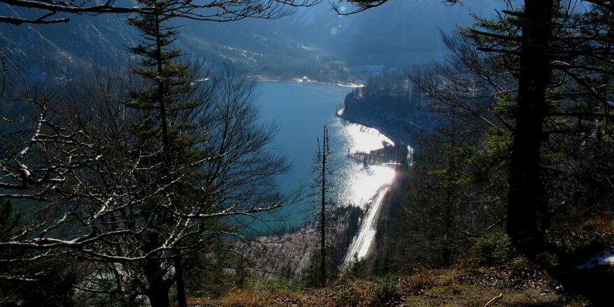 Die Uferstraße des Almsees ... von oben gesehen ...