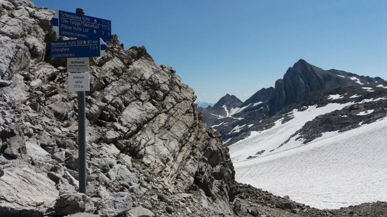 Erster, blauer Wegweiser am Schaflochsattel.