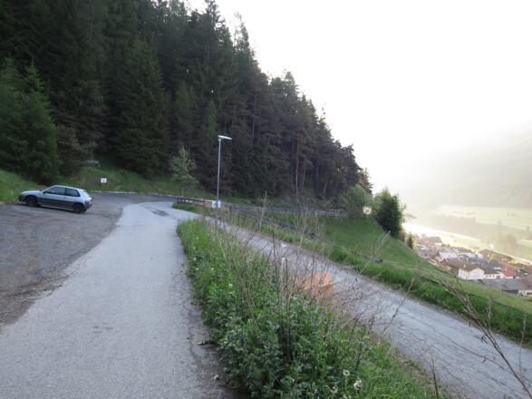 Der Parkplatz für ca. 20 Autos oberhalb von Trins.