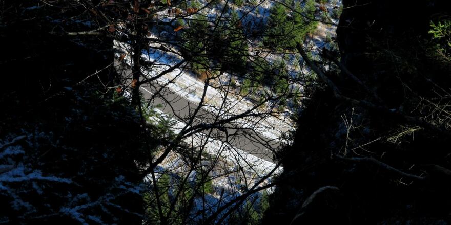 Vorsicht mit Kindern! Fast senkrecht stürzen die Schluchtspalten zur Uferstraße ab ...