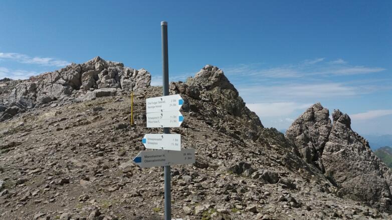 Zweiter, weißer Wegweiser im Schaflochsattel.