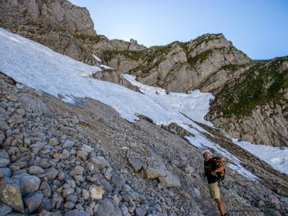 im Kar unter dem Kopftörl hält sich lange Altschnee