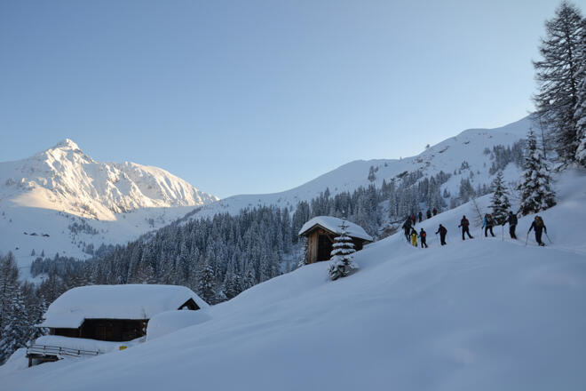 Die Skitour führt an der Karteisalm vorbei