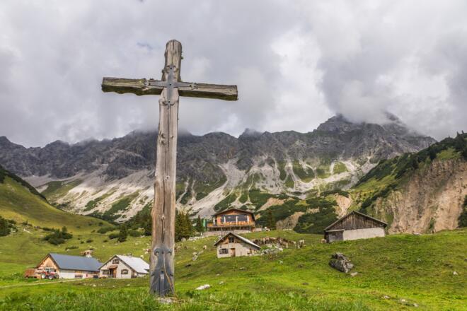 Blick auf Obere Vilifaualpe und Heinrich Hueter Hütter
