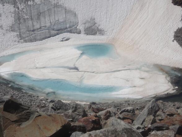 Eisiger See direkt unter dem Ölgrubenjoch