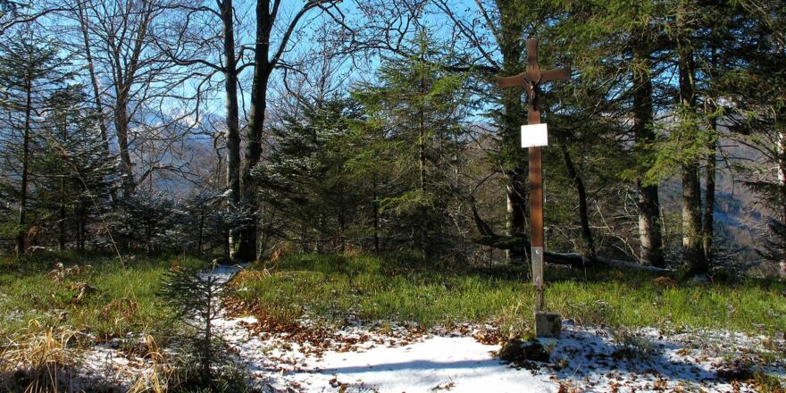 Das schlichte Gipfelkreuz des Ameissteins (776m)