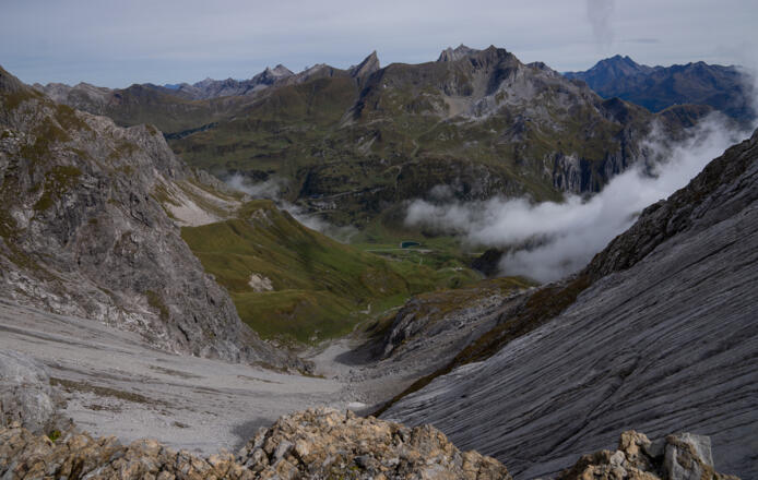 Blick vom Joch (14): Auf der anderen Seite sind die charakteristischen Gipfel zu erkennen. 