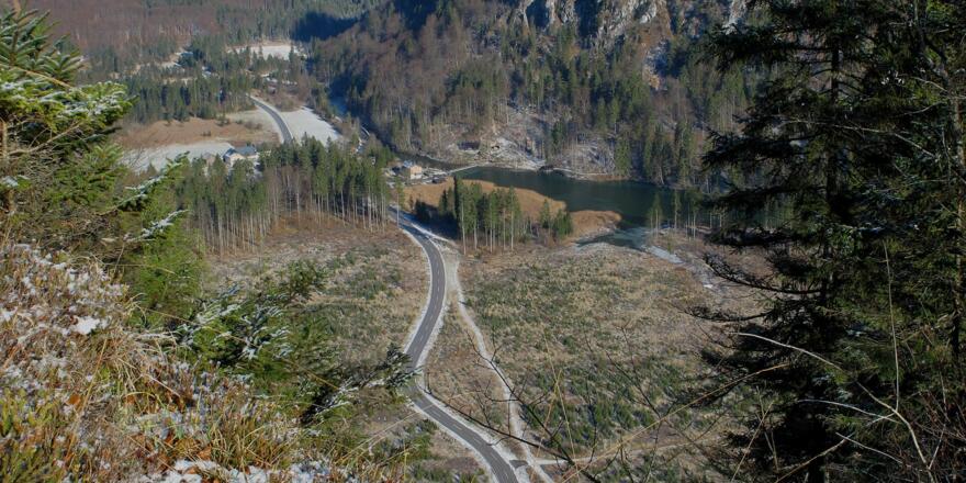 Der Alm-Fluß entsteht - am Ende des Almsees ...