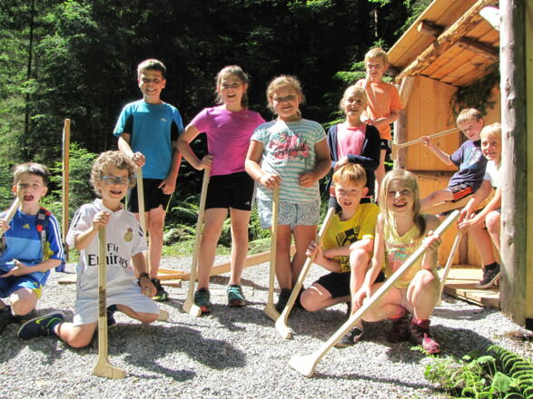 Kindern macht das Spielen besonders Spaß, hier an der Station &quot;Plumpsklo&quot;