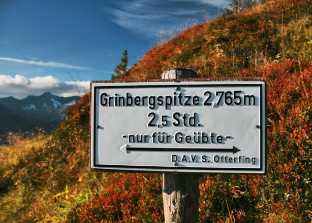 Von diesem tollen Aussichtspunkt steigen wir im Zickzack südwestwärts den Rücken hinauf, wo sich unsere Gipfelroute auf 2.080 m vom Berliner Höhenweg trennt