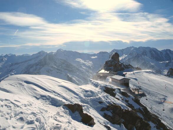 Blick vom Gipfel zur Bergstation 3245m