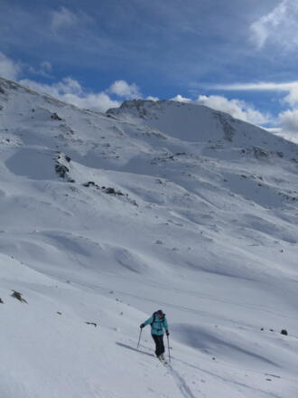 die Graue Wand hinter den Hängen der Torspitze