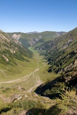 Nun geht es fast nur noch gerade aus zurück zum Ausgangsort beim Alpengasthof Kasern
