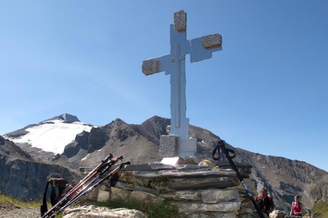Stilvolles Kreuz beim Gipfel der Weißen Wand