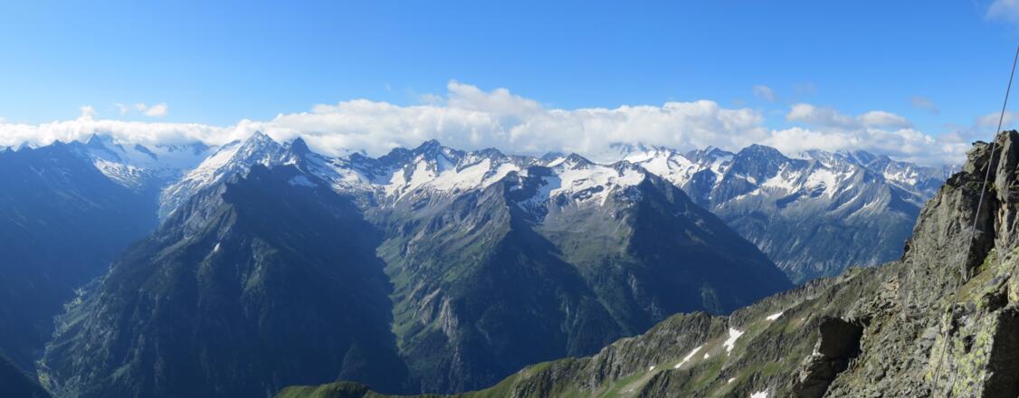 Auf der Grinbergspitze genießt man ein einzigartiges Panorama über die Zillertaler Alpen