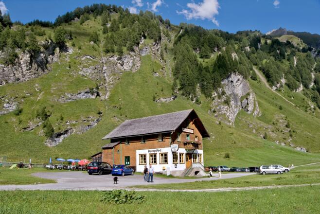 Parkmöglichkeiten gibt es beim Alpengasthof Kasern