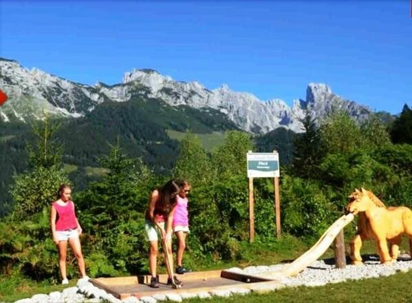 GaudiGolf vor der Kulisse des Gosaukammes