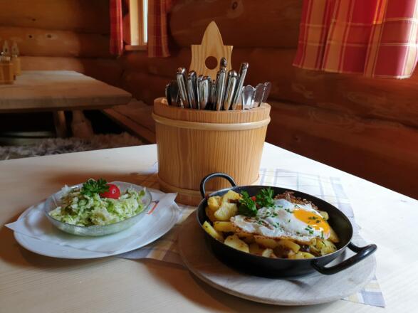 Tiroler Gröstl mit Spiegelei und Krautsalat