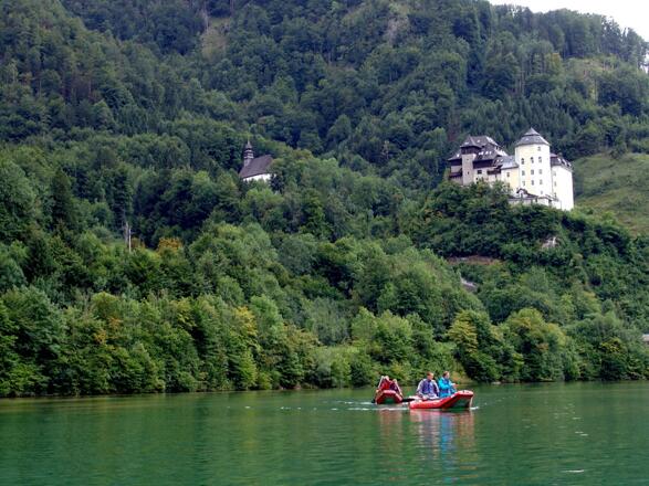 Klauser Stausee mit Schloss und Bergkirche Klaus © Stückler