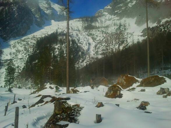 Die Poppenalm mit dem Schobertal im Hintergrund.