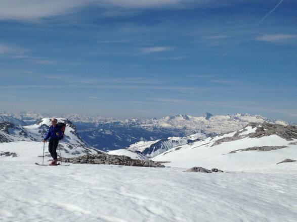 Aussicht auf das Tote Gebirge und Dachstein vom Gipfelplateau