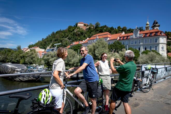Blick auf die Acconci Insel und den Schlossberg in Graz