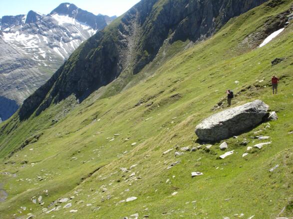 Steil geht es hinab, links gerade noch erkennbar der Wiesbauerweg zum Umbaltal