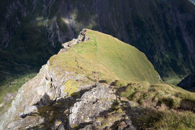 Rückblick auf die Wegspur entlang der steilen Bösen Wand